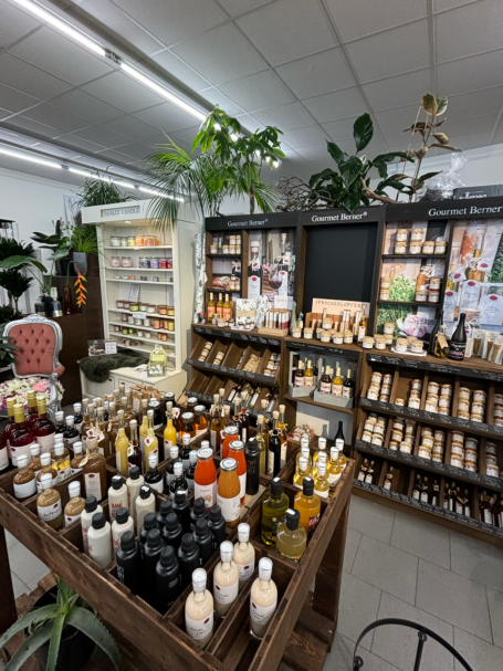 Kerzen und Dekoration Regale mit Kerzen und Dekorationsartikeln