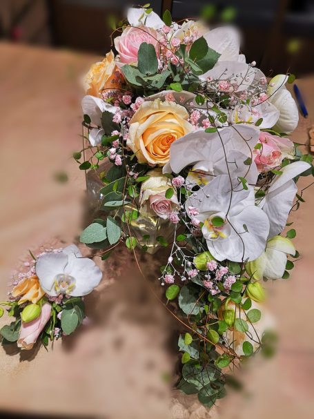 Hochzeitsgesteck mit Orchideen Blumengesteck mit Orchideen und Rosen für die Hochzeit