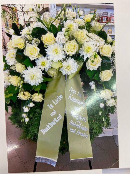 Trauerkranz mit weißen Rosen Kranz mit weißen Rosen und Schleifenband für Beerdigung