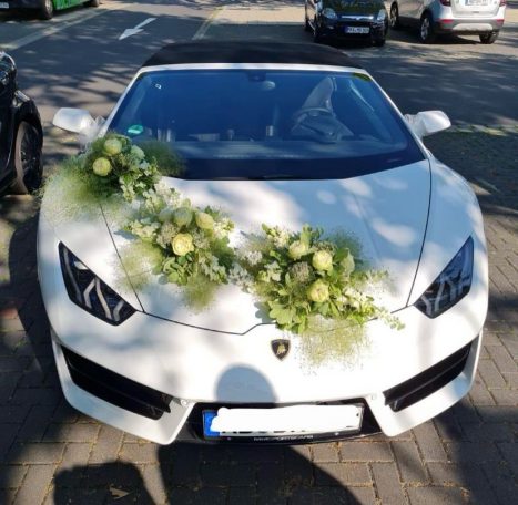 Blumenschmuck fürs Hochzeitsauto Brautauto mit üppigem Blumenschmuck in Weiß und Grün