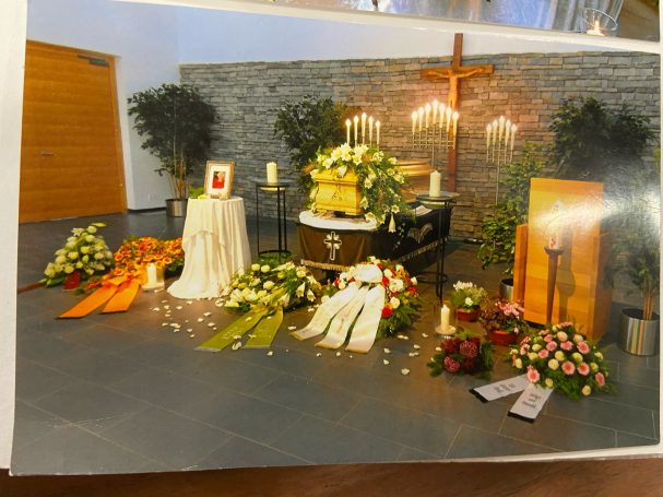 Trauergestecke in der Kapelle Trauergestecke und Blumenschmuck in einer Kapelle