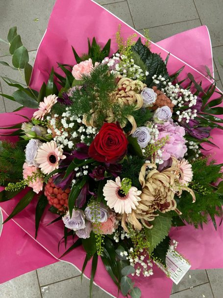 Bunter Blumenstrauß Bunter Blumenstrauß mit roten Rosen, weißen Chrysanthemen und grüner Deko