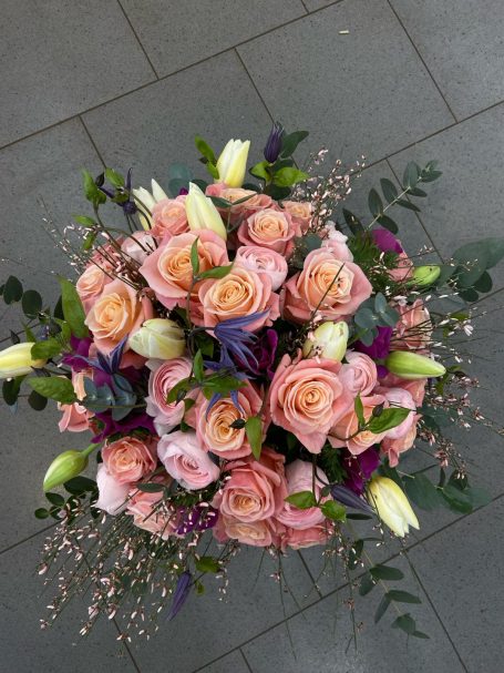 Rosenstrauß rosa Strauß aus rosafarbenen Rosen mit zarter Bindung