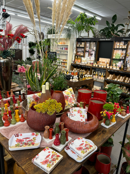 Wohnaccessoires im Laden Verkaufsbereich mit Vasen, Blumen und Dekoration