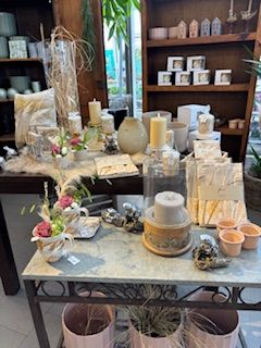 Dekoration mit Blumen und Kerzen Tisch mit saisonalen Dekoartikeln und Blumen