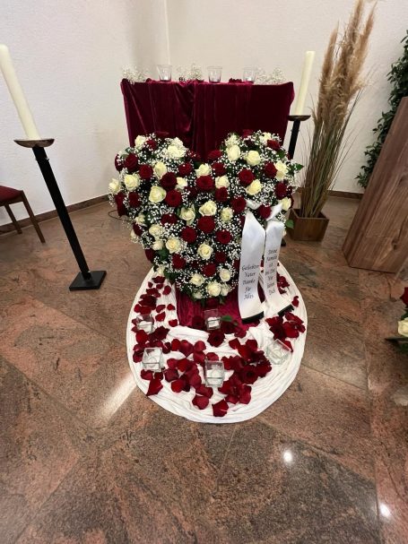 Herzförmiges Trauergesteck Herzförmiges Trauergesteck mit weißen Blüten